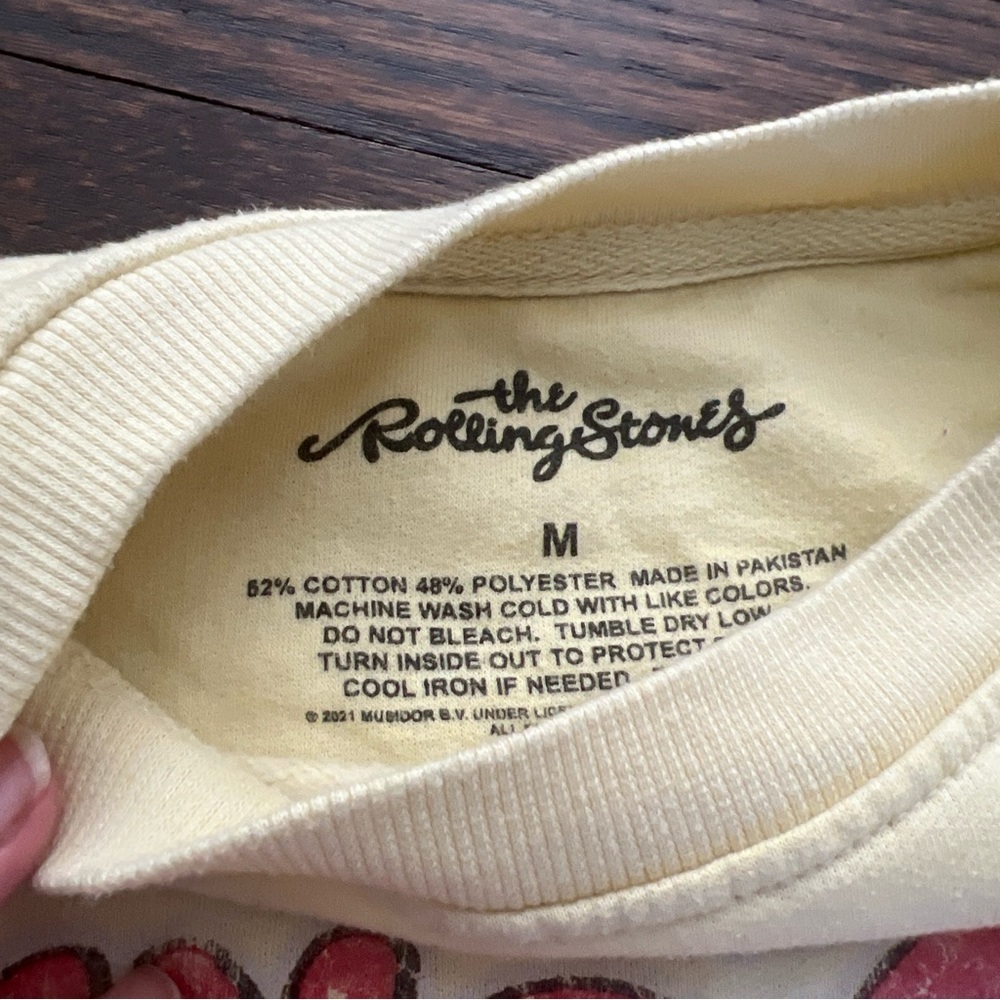 Rolling Stones Shirt juniors M Yellow Casual Pullover Voodoo Lounge Sweatshirt - Picture 3 of 5